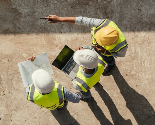 Reparación de muro dañado en comunidad residencial